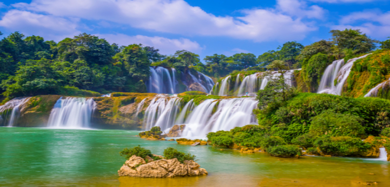  Chasing Waterfalls: Nature's Spectacular Displays